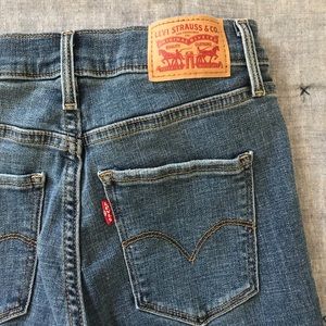 Levi’s 311 Shaping Skinny (25)